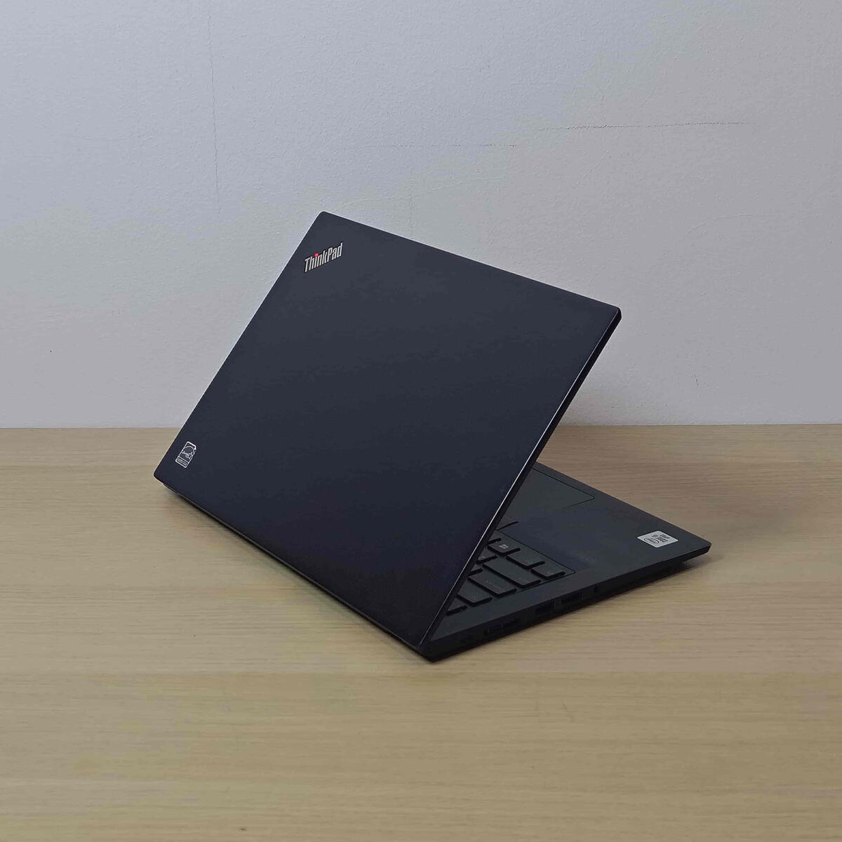 Lenovo Thinkpad X13G1 Belakang Kiri Butik Laptop