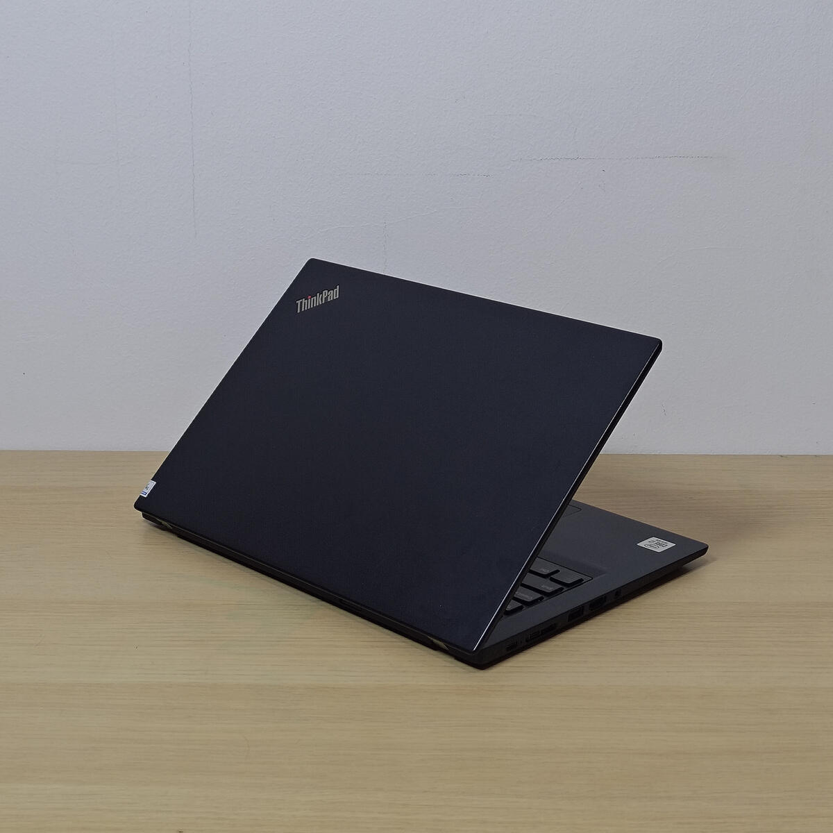 Lenovo Thinkpad X13G1 Belakang Kiri Lenovo Thinkpad X13G1 Belakang Kiri Butik Laptop